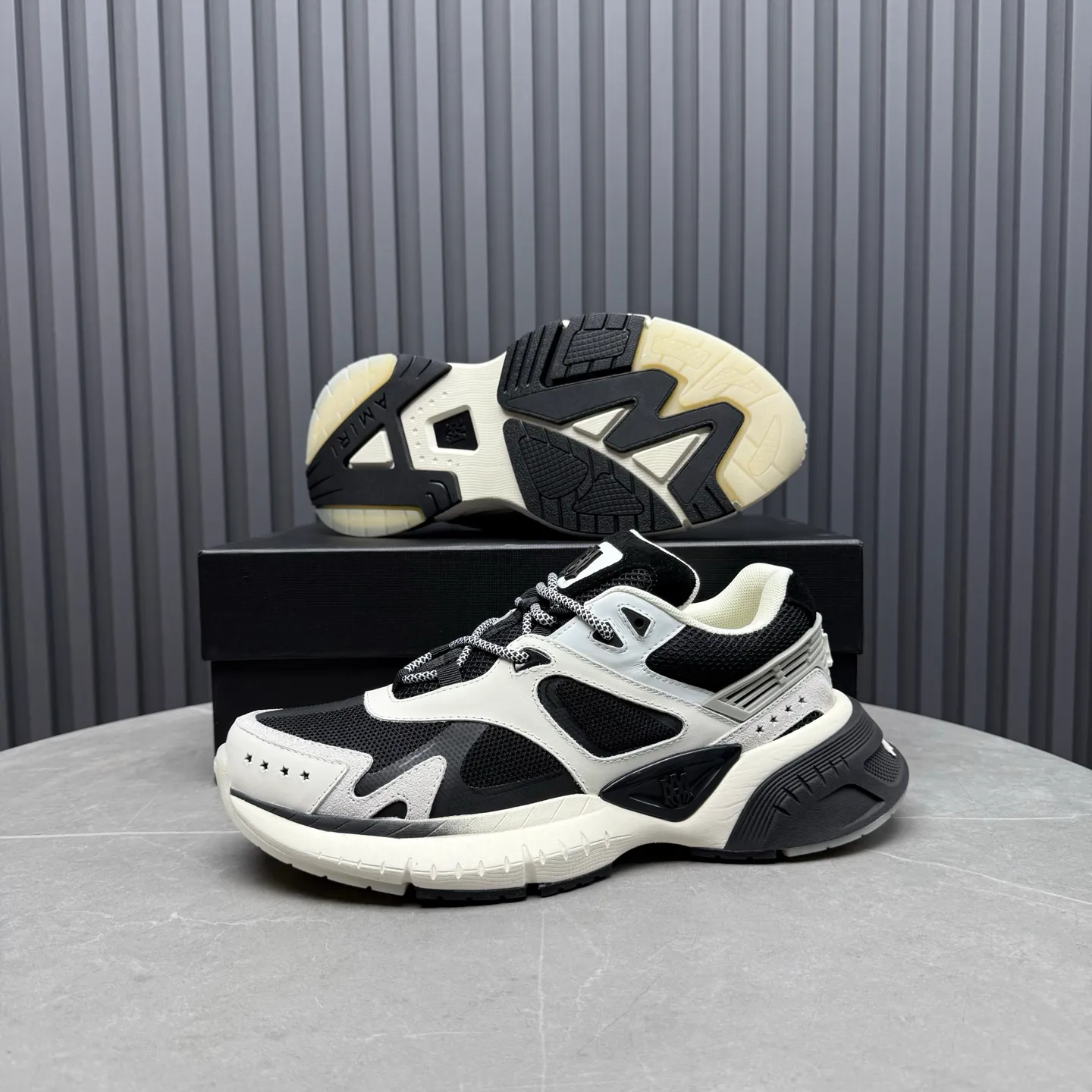[AMIRI Amir] P: 760💰Size for couples: Female 35-40; Male 39-44; (Customized at 45.46) AMIRI Amir New Autumn and Winter Products New Autumn Latest Catwalk Couple Color Block Bread Casual Sports Shoes Series 〰 Casual fashion style full of details New generation of bone shoes popular classic upgrades Super comfortable and super popular! AUTRY is an exclusive version of AUTRY couple casual shoes from a high street brand in Los Angeles. Many celebrity Internet celebrities have the same style. Chinese new rapper Xiaobai Gali, Wang Yibo, Yang Mi and other Internet celebrity bloggers are competing for their feet. The three-dimensional molded metal logo on the side of the AJ1 shoe is on par with Nike's popular Fog. The heroic value instantly has a bit of punk rock flavor, all showing fashion sense and street style... ▪ Upper: original custom-made cowhide + original custom-made breathable mesh ▪Inner lining: original customized breathable mesh ▪Outsole: original molded two-color TPU rubber combination outsole.